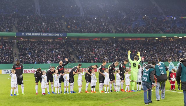 07.02.2017, Hamburg, Hamburger Sv vs. 1.FC Köln© Thorsten Baering Thielickestieg 1, 20459 Hamburg, Tel. +49 40 435160, Mobil +49 171 78 48 908, foto@baering.de, www.baering.deHypovereinsbank Hamburg, IBAN DE22200300000002602175, Finanzamt Hamburg Mitte, Steuernummer 48/010/00369 Steuer ID: DE118289524
