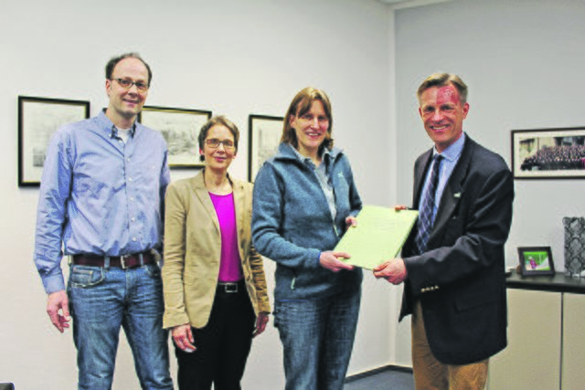 Doris (2. v. re.) und Carsten Stein (li.) übergeben gemeinsam mit
Katja Dieckmann eine Unterschriftenliste an Buchholz‘ Bürgermeister Jan-Hendrik Röhse - 534 Menschen wollen den Wald erhalten