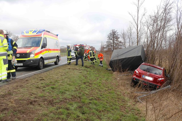 Auf der B404: Durch eine Windböe war ein Pkw samt Anhänger in den Seitenraum geschleudert | Foto: Lutz Wreide