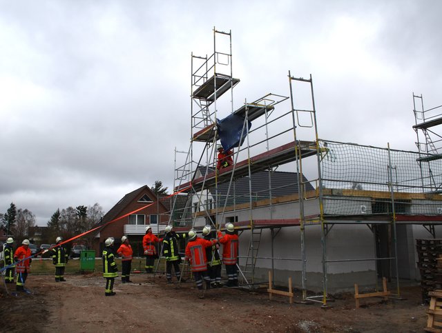 Absicherung eines Neubaus in Stöckte durch die Feuerwehr: Dort drohte ein Baugerüst sturmbedingt umzustürzen | Foto: Burkhard Giese