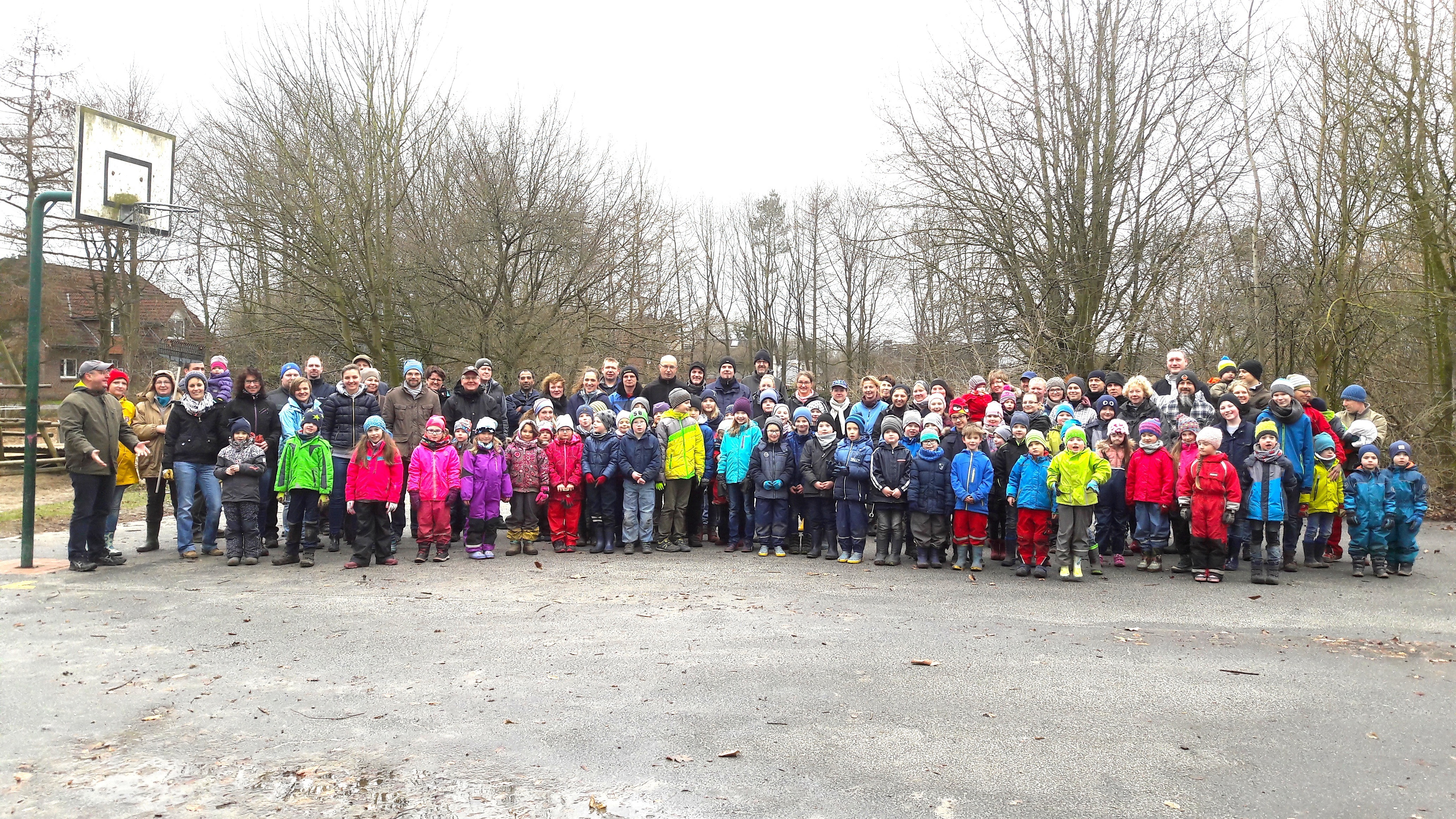 Schüler, Lehrer und Eltern auf dem Schulhof