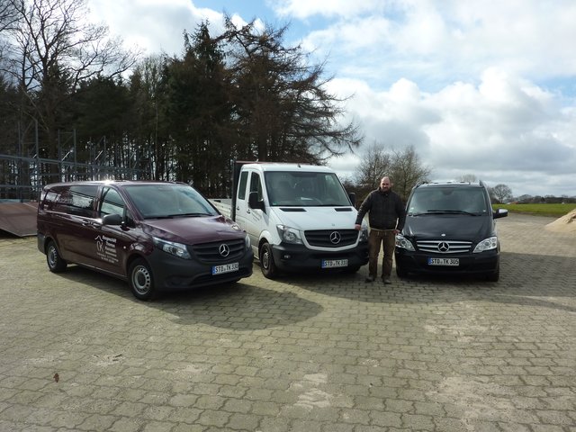 Thomas Kornetzki mit einigen Fahrzeugen seines Fuhrparks. Er bedankt sich beim Autohaus Hans Tesmer, speziell bei Verkaufsberater Dennis Redmer, für die langjährige gute Zusammenarbeit | Foto: Kornetzki