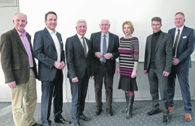 Unterstützen die Arbeit des Volksbundes Deutsche Kriegsgräberfürsorge (v. li.): Karl-Friedrich Boese (Bildungsreferent), Landtagsabgeordneter André Bock, Landrat Rainer Rempe, Professor Dr. Rolf Wernstedt, Bundestagsabgeordnete Svenja Stadler, Jan Effinger (Volksbund-Geschäftsführer des Bezirksverbandes Lüneburg-Stade) und Uwe Meier (Volksbund-Geschäftsführer des Kreisverbandes Harburg)
