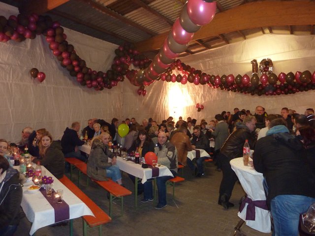 Der runde Firmengeburtstag wurde am vergangenen Wochenende mit Mitarbeitern, Geschäftspartnern und Freunden gefeiert. Das Festzelt zierten 1.400 bunte Ballons, 
die Bianca Kornetzki mit fleißigen Helfern aufblies und zu Girlanden verknotete | Foto: Kornetzki