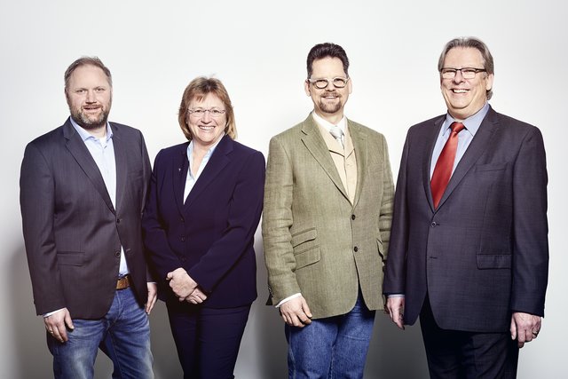 Die Firmengründer Thomas Betzin (2.v.re.) und Udo Schmidt (re.) mit den Geschäftsführern Sebastian Beck und Tura Hauschild
