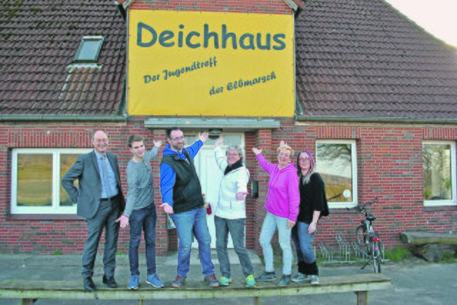 Vor dem Jugendzentrum (v. li.): Samtgemeindebürgermeister Rolf Roth mit dem Deichhaus-Team, das aus Nicklas Plambeck, Sebastian Neumann, Meentje Eggers, Rebecca Brandt und Stefanie Heilmann besteht