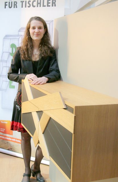 Präsentiert stolz eine Möbel-Kreation: Eve-Chantal Ahrens | Foto: Die Medienfrau