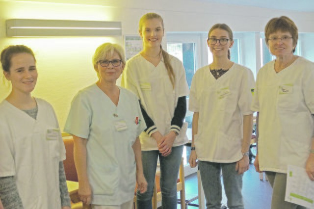 Stationsleiterin Katharina Dürotin (2. v. li.) informierte die Schüler über den Stadionsablauf in der Waldklinik