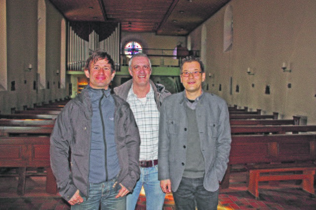 Freuen sich auf den Umbau: (v. li.) Architekt Marcus Lechelt (Studio b2), Ian Stack (stv. Vorsitzender des Kirchenvorstandes) und Pfarrer Oliver Holzborn