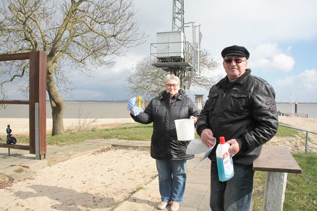 Gabi und Horst Jungclaus am E-bstrand. In Kürze wird dort wieder das Toilettenhäuschen aufgestellt