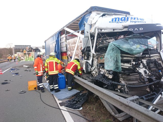 Auch der zweite unfallbeteiligte Lkw wurde völlig zerstört | Foto: Remon Hirschmeier