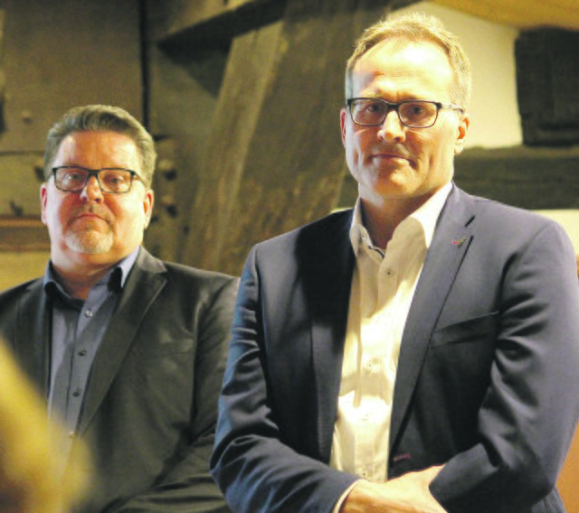 Ulrich Salvers (Foto, li.) und Jörg Ruschmeyer präsentierten am Mittwochabend ihr Konzept für ein neues Wohnquartier in Jesteburg auf mehr als 10.000 Quadratmetern mit über 100 Wohnungen, Verbrauchermarkt und diversen Shops. Zudem wollen die beiden Männer mit einer Umgehungsstraße Jesteburg vor dem Verkehrs­chaos bewahren