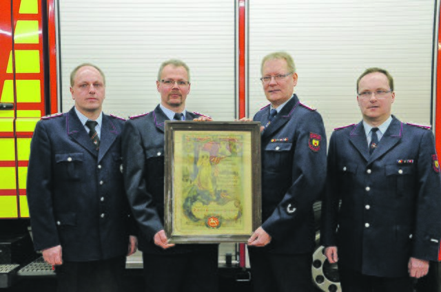 Präsentieren die Urkunde (v. li.): die Feuerwehrmänner Marco Beyer, Alexander Harwath, Stephan Boenert und Lars Schulenburg