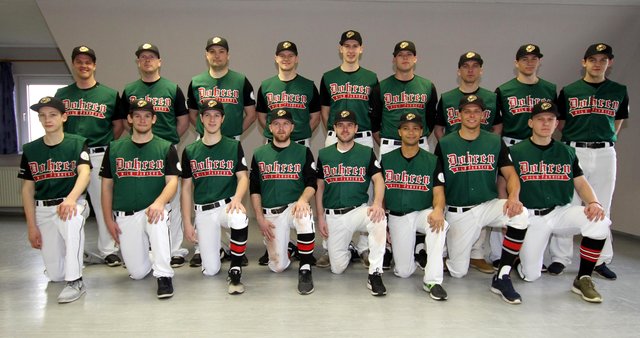 Das Erstligateam der Wild Farmers des SV Dohren mit Trainer David Wohlgemuth (li. stehend) hat für die neue Saison einen schlagkräftigen Spielerkader zusammen