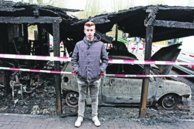 Nico Rietz (16) steht vor den Trümmern des ausgebrannten Carports in Eckel. In der Nacht zu Montag war dort ein Feuer ausgebrochen, ein Übergreifen der Flammen auf das Haus konnte verhindert werden (das 
WOCHENBLATT berichtete) - bewohnbar ist es aber nicht. „Man denkt immer, wenn die Feuerwehr das Feuer gelöscht hat, ist alles gut, aber danach geht die Arbeit erst richtig los“, sagt Nicos Mutter Stefanie Rietz (47)