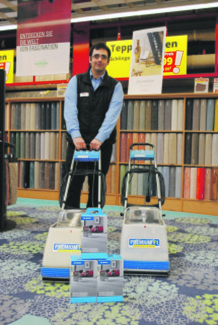 Benjamin Schuldt, 
Abteilungsleiter für 
Bodenbeläge, mit den 
Reinigungsgeräten | Foto: sb