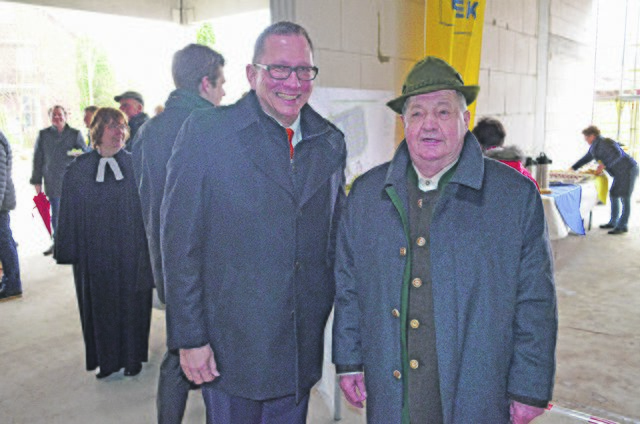 Frank Krause (li., Regionalleiter Volksbank Lüneburger Heide) mit  Uli Schreiber