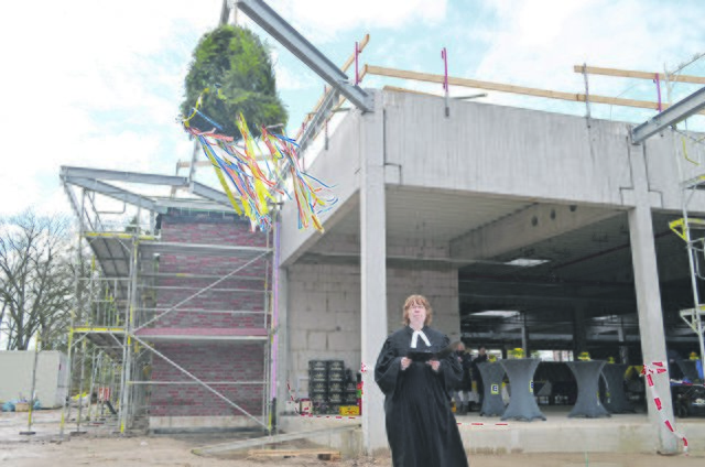 Pastorin Ulrike Seebo segnete den EDEKA-Neubau der 
Familie Schreiber