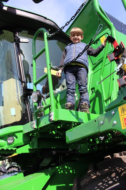 Cassian Bischoff (7) aus Undeloh war begeistert von 
den riesigen Fahrzeugen