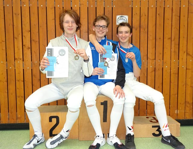 Das Trio von Blau-Weiss Buchholz (v.l.): Thore Joswig, Julian Schuler und Eske Blecken wurde mit der Mannschaft Landes-Vizemeister