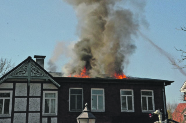 Weithin zu sehen: der aus dem Dachstuhl des Hauses aufsteigende Rauch | Foto: Mathias Wille