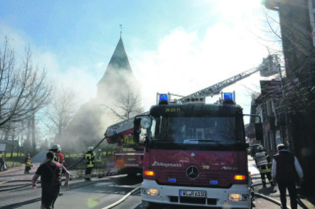 An der Einsatzstelle: die Hauptstraße musste während der Löscharbeiten vorübergehend voll gesperrt werden | Foto: Mathias Wille