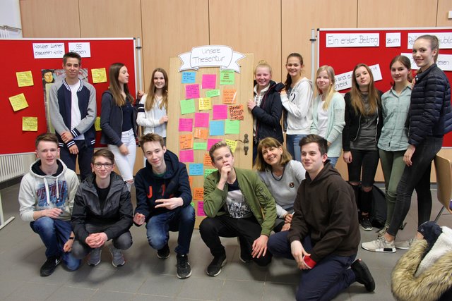 Schüler der Klasse 9b des Gymnasiums am Kattenberge mit ihrer Lehrerin Angelika Bartel vor der Thesentür | Foto: kirchenkreis hittfeld