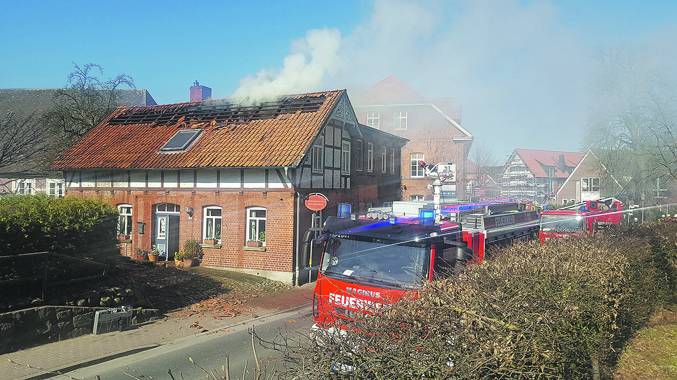 An der Hauptstraße in Salzhausen: Feuerwehrwagen stehen an dem brennenden Wohn- und Geschäftshaus