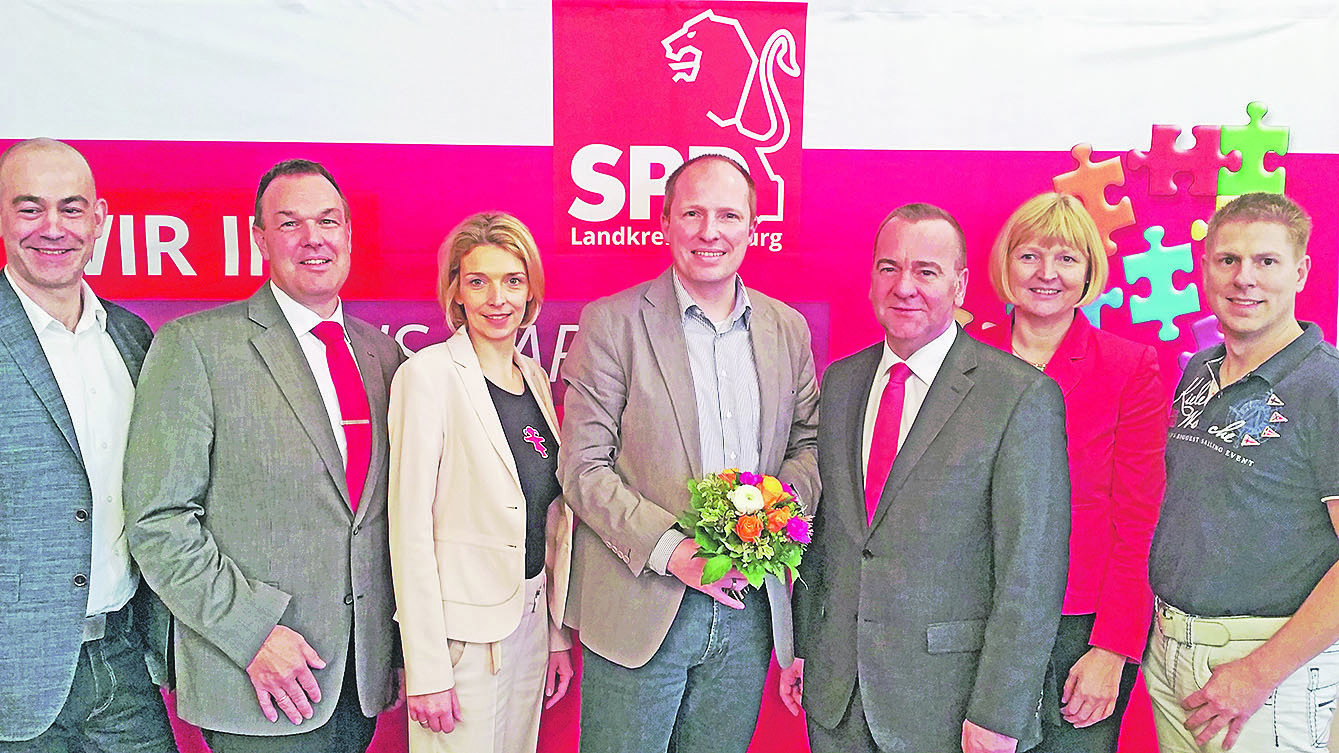 Die SPD-Kandidaten (v. li.): Martin Gerdau, Thomas Grambow, Svenja Stadler, Tobias Handtke, Innenminister Boris Pistorius, Landtagsabgeordnete Andrea Schröder-Ehlers und Hendrik Frese