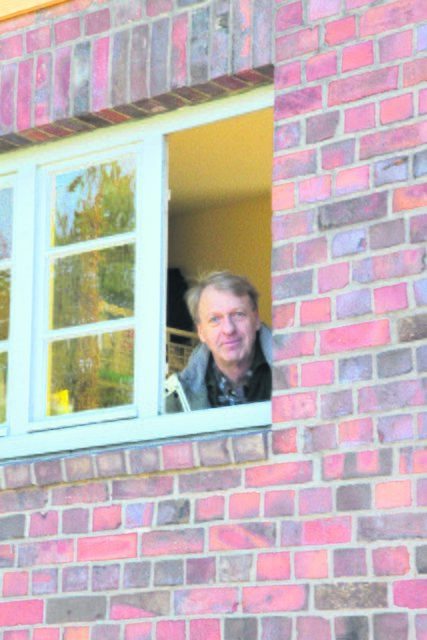 Zieht mit seinen Kollegen bald in den Neubau: Bis dahin hat Friedhofsverwalter Helmut Engelbrecht sein Büro in der Kapelle | Foto: tp