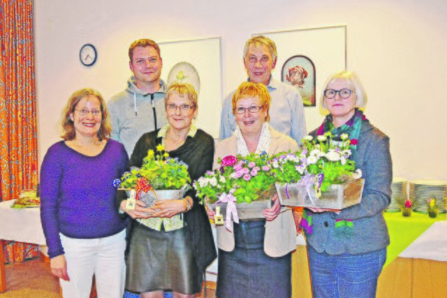 Der stellvertretende Heimleiter Helge Johannsen und Geschäftsführer Peter Johannsen (hinten v. li.) sowie Vereinsvorsitzende Maren Kujawa (li.) verabschiedeten (v. re.) Antje Feindt, Elisabeth Rau-Campelo und Brigitte Wiehe