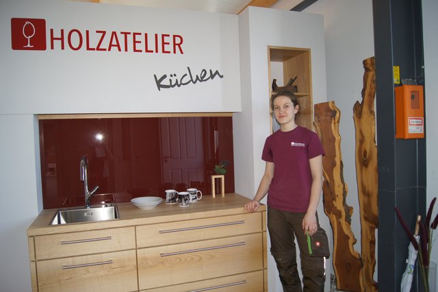 Im Holzatelier ihres jetzigen Chefs Björn Schmahl in Harsefeld hat Eve Chantal Ahrens bereits während der Schulzeit ein Praktikum absolviert