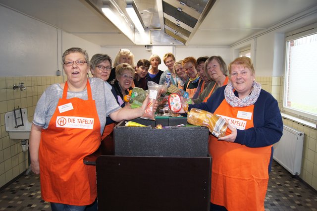 Die Ehrenamtlichen teilen immer donnerstags Lebensmittel an Bedürftige aus
