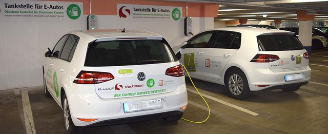 Tankstelle für E-Autos: Im Stackmann-Parkhaus können Kunden ihre E-Mobile aufladen | Foto: Stackmann