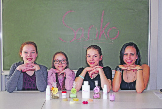 Jenin, Maya, Pia und Angelina (v.li.) präsentieren Cremes und Lotionen, die sie in ihrer Schülerfirma herstellen. Die "Jungunternehmerinnen" stellen ihre Produkte auf der Messe "Ideen Expo" vor