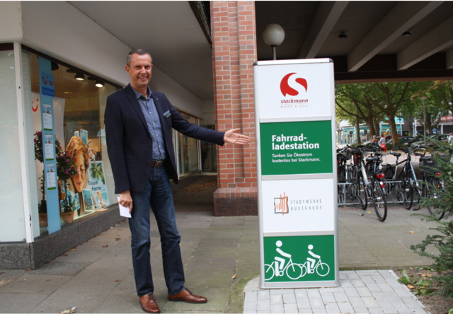 Henning Schleemann zeigt die Ladestation für E-Bikes | Foto: Stackmann