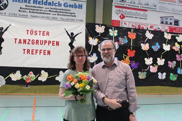 Die langjährige Organisatorin des TösterTanzgruppen Treffen Ilka Bode wurde mit einem Blumenstrauß bedacht