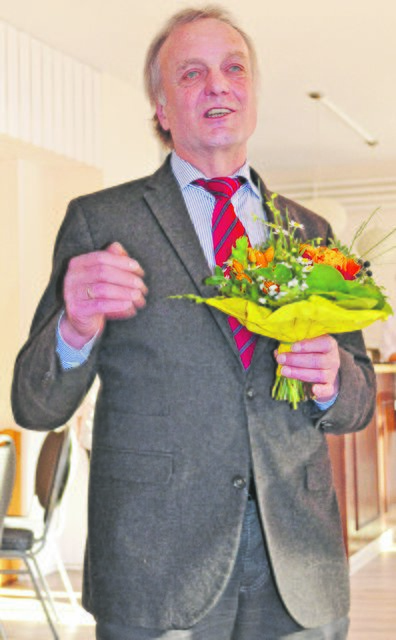 Blumen für Rita Vobienke hatte auch Bürgermeister Gerhard Netzel dabei