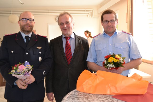 Bürgermeister Gerhard Netzel (Mi.) überreichte dem scheidenden Tostedter Ortsbrandmeister Lars Kretschmer (li.) und dessen ausscheidendem Stellvertreter Dierk Brunckhorst Blumen