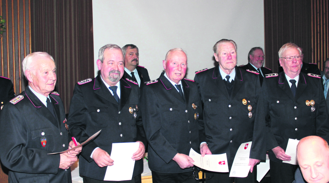 Urkunden für 50-jährige Mitgliedschaft für (v. li.) Rolf Wieters, Uwe Holtkötter Jonny Goossen, Ewald Gebers und Günter Witt