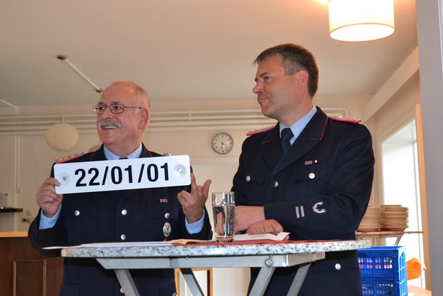 Joachim Vobienke händigte seinem Nachfolger Sven Bauer (re.) allerhand Nützliches aus seinem Dienstwagen aus