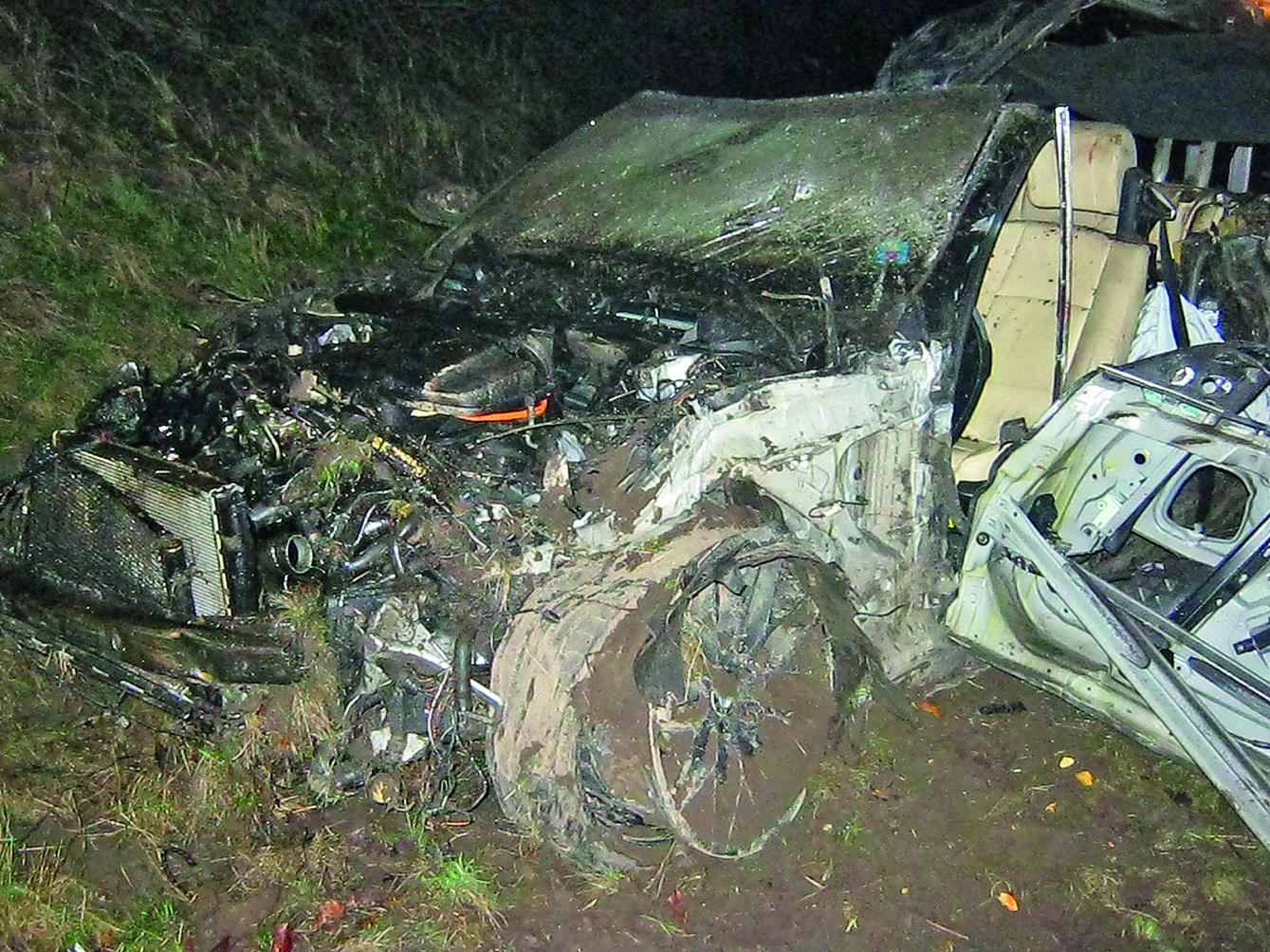 Der BMW wurde bei dem Unfall völlig zerstört. „Mich wundert, dass überhaupt jemand den Unfall überlebt hatte“, so ein Polizist vor Gericht