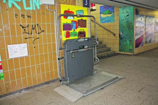 Anderes Modell montiert als gewollt: der Schrägaufzug zu den Bahnsteigen am Bahnhof in Sprötze