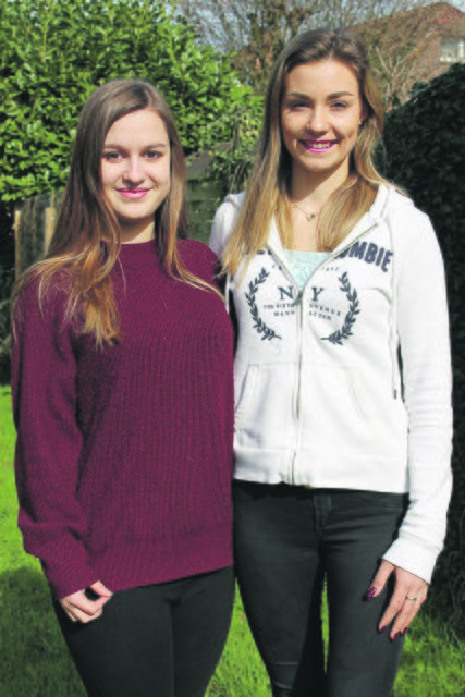 Sie sind ein Teil des Organisations-Kommittees für den Abi-Ball der Berufsbildenden Schulen Buxtehude (v. li.): Amelie Bellmann und Laura Segebarth