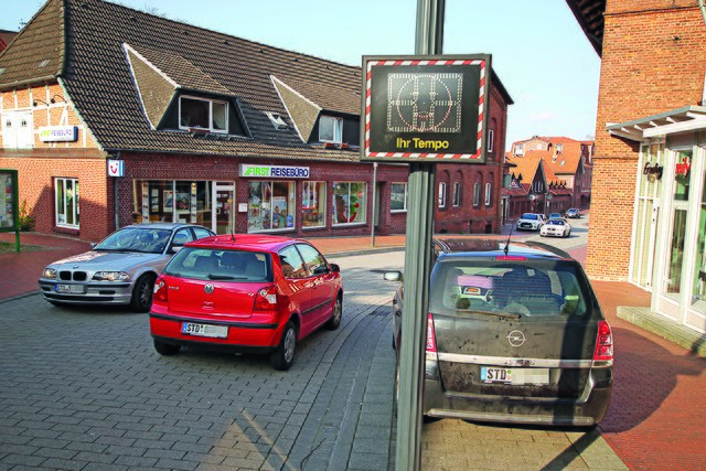 Das neu installierte Schild: Hält sich ein Autofahrer an Tempo 30 in der Marktstraße, erscheint ein freundliches Gesicht auf dem Display