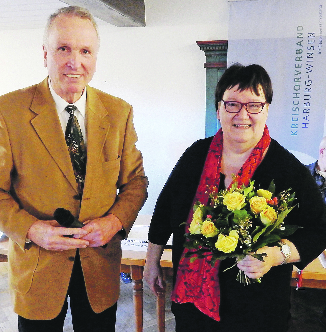 Blumen für die neue Vorsitzende: Bernhard Rieckmann gratuliert Doris Staake