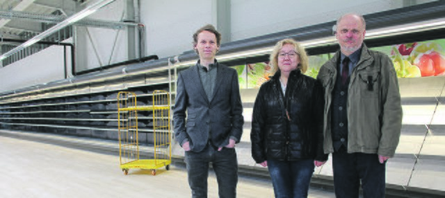 Die Ladenfläche im TT-Markt musste komplett neu aufgebaut werden. Architekt Kolja Harms (li.) wird den Bau des neuen Rewe-Marktes von Betreiber André Gierke und seiner Frau Margitta begleiten