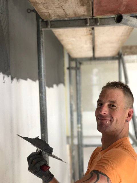 Mitarbeiter Andreas Müller ist bei der  „Herstellung einer 
Sichtbetonwand“ | Foto: MWM