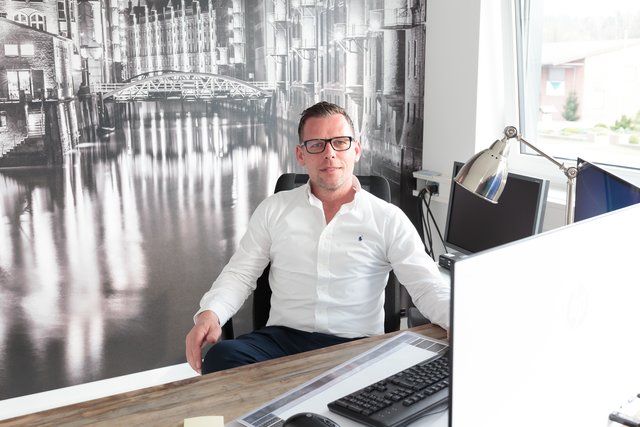 Maler aus Leidenschaft: Marco Wittmaier in seinem neuen Büro mit einer Fototapete im Hintergrund | Foto: MWM