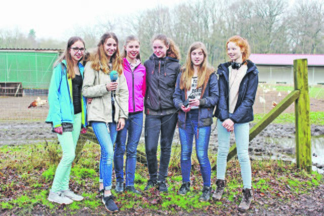Hören ganz genau hin (v. li.): Die Klangforscherinnen Anniek, Antonia, Nina, Isabel, Paula und Judith